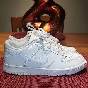 White Nike dunks